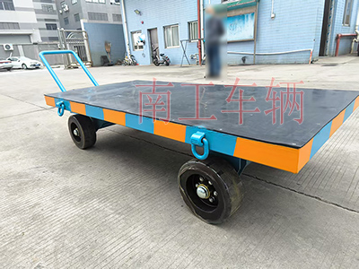 3吨小型华亿(中国) 带橡胶垫工具车4I.jpg